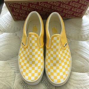 Size: 7 yellow men vans *NEVER WORE*